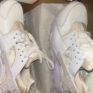 White nike huaraches never worn
